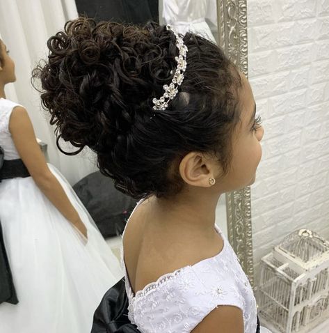 Flower Girl Curly Hairstyles, Flower Girl Hairstyles Curly Hair, Hairstyles For Communion, Flower Girl Hairstyles Updo, First Communion Hairstyles, Girls Updo, Communion Hairstyles, Cute Toddler Hairstyles, Curly Bun Hairstyles