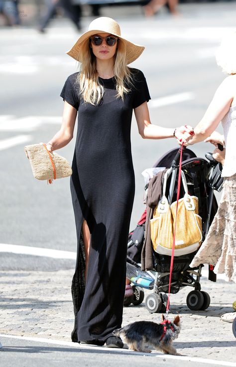 Jessica Hart #tshirtdress street style. How To Have Style, Black Dress Style, Jessica Hart, Walking Down The Street, Rachel Bilson, Elegante Casual, Cooler Look, Long Black Dress, Black Maxi