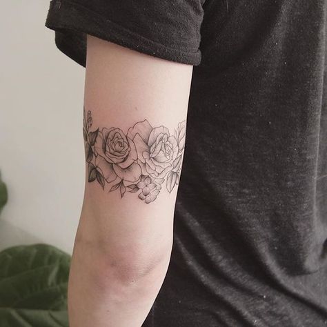 Arm band of roses - Jess Chen Flower Chain Tattoo Arm, Rose Armband Tattoo For Women, Floral Armband Tattoo Design, Peony Arm Band Tattoo, Magnolia Bracelet Tattoo, Armband Tattoo Meaning, Armband Tattoos For Men, Tattoo Band, Cuff Tattoo