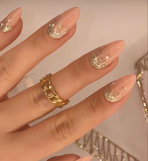 December Nails Gold, Gold Christmas Nails Designs, Nail Inspo Wedding Guest, Gold Christmas Nails Acrylic, Gold Holiday Nails Christmas, Gold Hoco Nails, Glitter Nails Almond Shape, Wedding Nail Designs For Bride, Glitter Nails Rose Gold