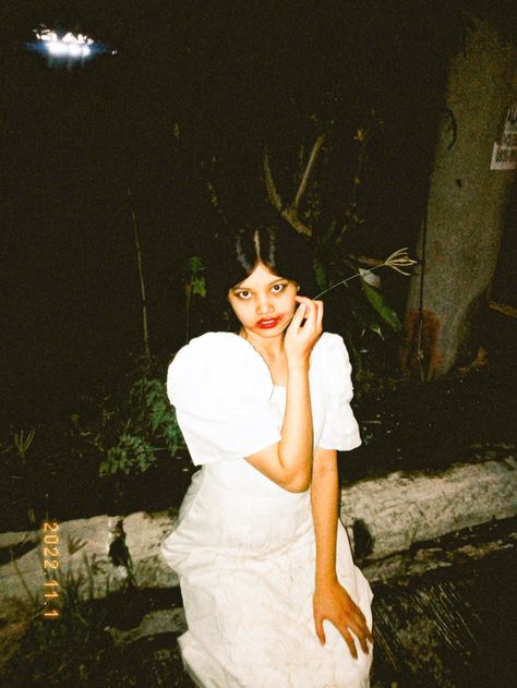 peek-a-boo inspired photoshoot Lady In White Dress, Cemetery Photoshoot, Lady In White, Cemeteries Photography, Ig Poses, Gothic Photography, Inspired Photoshoot, Night Shot, Halloween Photoshoot