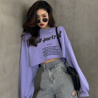 Buy Windflower Long-Sleeve Lettering Crop Sweatshirt at YesStyle.com! Quality products at remarkable prices. FREE Worldwide Shipping available! Crop Top Sweatshirt Outfit, Hoodie Crop Top Outfit, Cropped Sweatshirt Outfit, Blusas Crop Top, Outfits Juvenil, Cold Fashion, Outfit Korean Style, Outfit Korean, 80s Outfit