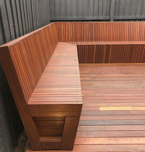 Modern Built In Bench Seating, Built In Outdoor Seating, Deck Bench Seating, Built In Garden Seating, Apartment Deck, Yard Benches, Build Outdoor Furniture, Deck Bench, Interior Design Kitchen Contemporary