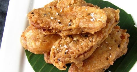 Thai Fried Banana Recipe, Fried Banana Recipes, Thai Banana, Deep Fried Bananas, Banana Snacks, Banana Fritters, Tasty Thai, Fried Bananas, Food Inspired