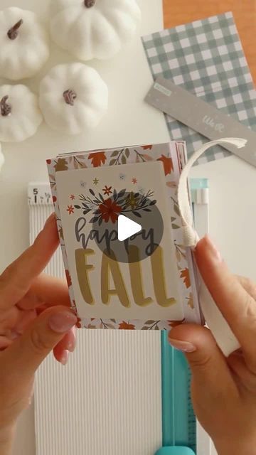 How To Make Memory Book, Diy Journal Supplies, Small Scrapbook Ideas, Mini Journal Ideas, Fall Journal Ideas, Easy Scrapbooking Ideas, Mini Photo Book, Mini Book Tutorial, Small Scrapbook