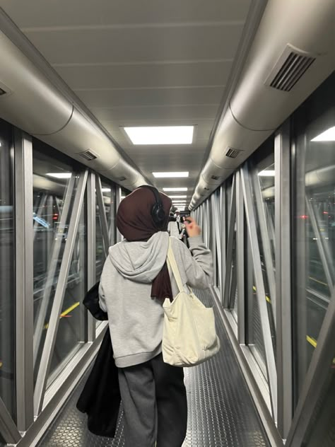 Hijabi Travel Aesthetic, Rich Hijabi Aesthetic, Hijabi Mirror Selfie Aesthetic, Airport Photos Ideas, Hijabi Travel, Ootd Poses, Estilo Hijab, Airport Aesthetic, Hijabi Fits