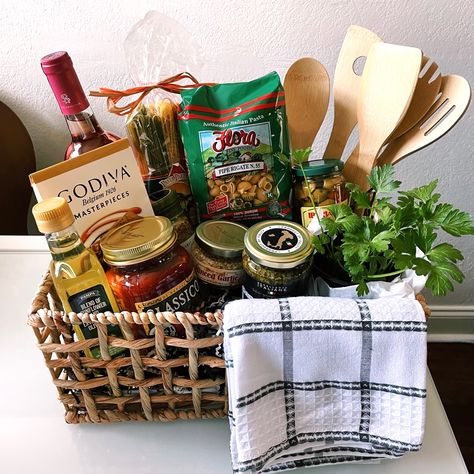 Pasta Raffle Basket Ideas, Pasta Dinner Gift Basket, Taste Of Italy Gift Basket, Italian Night Gift Basket, Meal Basket Gift Ideas, Pasta Basket Ideas, Spaghetti Gift Basket Ideas, Gift Basket Ideas For Fundraiser, Italian Basket Gift Ideas