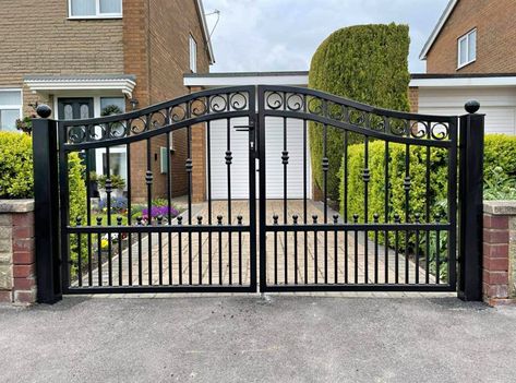 Slider Gate Design, Driveway With Gate, Fancy Gate, Grill Design Modern, Eco Farm, Estate Gates, Window Grill Design Modern, Home Gate, Home Gate Design