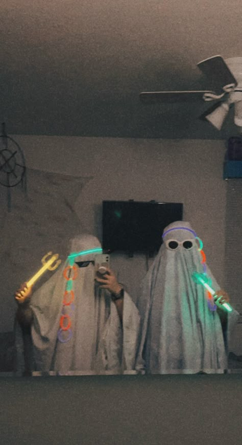 Ghosts Costumes, Preppy Ghost Costume, Sheet Ghost Halloween Costume, Funny Ghost Costume, Ghost People, Ghost Costume Ideas, Aesthetic Ghost Costume, Sheet Ghosts, Cute Ghost Costume