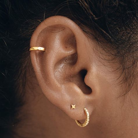 Cute Minimal Ear Piercings, Simple Curated Ear, Curated Ear Piercing Minimalist Classy, Eating Stack, Ear Stacking Ideas Minimalist, Ear Jewelry Ideas, Simple Ear Piercings, Dainty Earring Stack, Ear Stacking Ideas