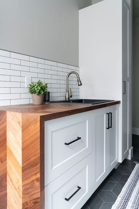 Waterfall Countertop, Butcher Block Countertop, Craftsman Bathroom, Replacing Kitchen Countertops, Modern Appartement, Diy Kitchen Countertops, Butcher Block Top, Modern Condo, Ikea Bathroom