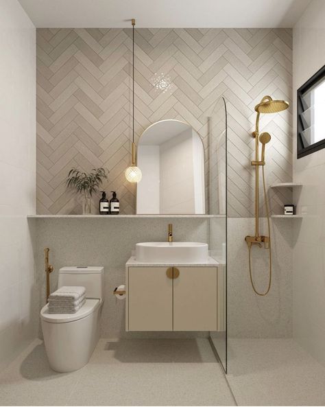 Guest Bathroom Ideas Modern Luxury, Minimalist Bathroom Tile, Small Ensuite Bathroom Ideas, Galley Bathroom, Brushed Gold Bathroom, Ensuite Design, Small Shower, Small Bathroom Layout, Bilik Air