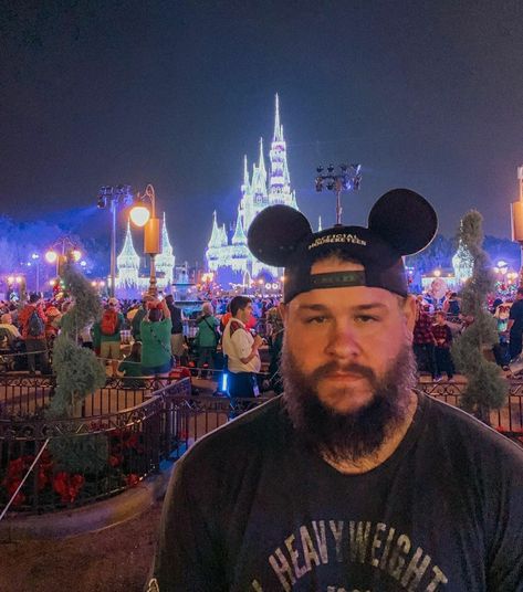 Kevin Owens at Disneyland Kevin Owens Wallpaper, Sami Zayn And Kevin Owens, Wwe Christmas, Wwe Funny Pictures, Wwe Icons, Wwe Facts, Funny Wrestling, Wrestling Memes, Wwe Funny