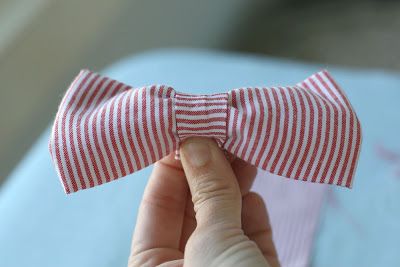 DIY: Simple Toddler Bowtie - Say Yes How To Make A Bowtie, Make A Bow Tie, Toddler Swag, Toddler Bow Ties, Diy Toddler, Diy Simple, Toddler Bows, Bow Tutorial, Big Bow