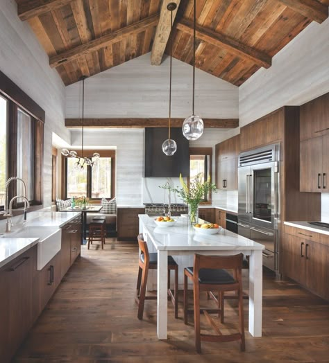 Mountain Home Kitchen, Rustic Mountain Homes, Rustic Home Ideas, Mountain House Ideas, Mountain Home Interiors, Mountain Kitchen, Modern Mountain House, Sky House, Montana House