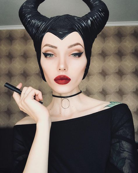 Maleficent 😍😍 Maleficent Makeup, Disney Villain Costumes, Maleficent Halloween, Maleficent Cosplay, Maleficent Costume, Villain Costumes, Diy Halloween Costumes For Kids, Disney Makeup, Halloween Makeup Inspiration