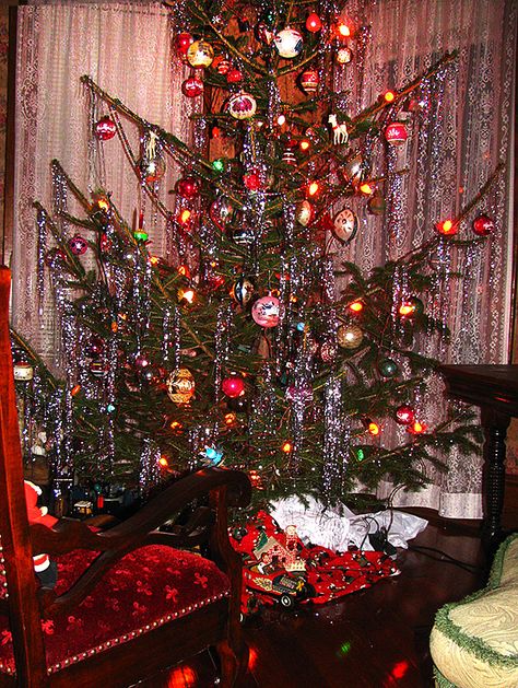 Today there are many varieties of Christmas trees including the original old fashioned Balsam. Description from oldhouseguy.com. I searched for this on bing.com/images Tire Ornaments, Old Fashioned Christmas Tree, Old Fashioned Christmas Decorations, Old Fashion Christmas Tree, Vintage Christmas Tree Decorations, Old Time Christmas, Vintage Christmas Photos, Christmas House Lights, Retro Christmas Tree