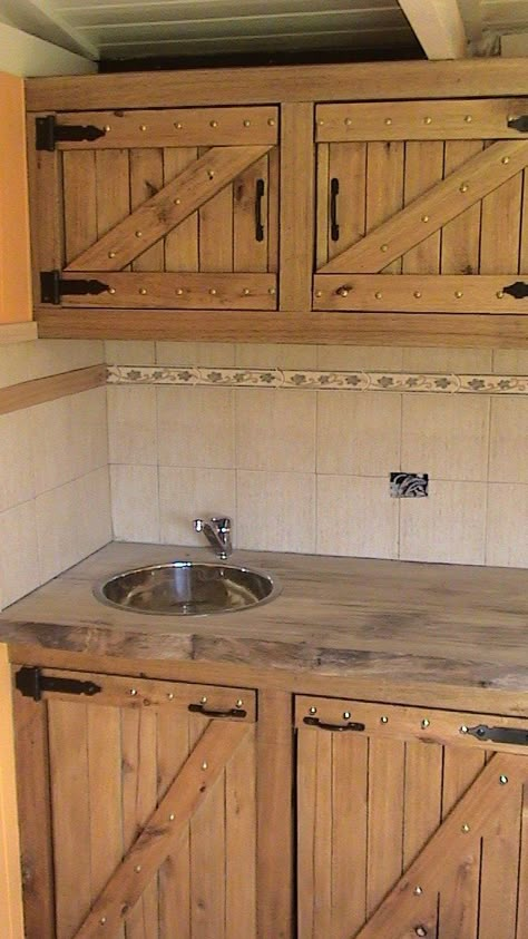 Pallet Kitchen Cabinets, Pallet Kitchen, Barn Kitchen, Rustic Kitchen Cabinets, Kabinet Dapur, Rustic Kitchen Design, Cabin Kitchens, Outdoor Kitchen Design, Kitchen Cupboards