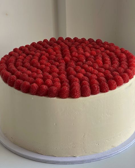 Simple yet effective 😍😍😍 . . . . #deesbasement #bts #london #reels #explore #cakedecorating #pov #raspberrycake London Reels, Raspberry Wedding Cake, Wedding Cake Raspberry, Abstract Cake, Italian Wedding Cake, Raspberry Wedding, Italian Wedding Cakes, Raspberry Cake, White Wedding Cake