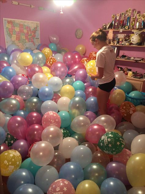 Best Friend Birthday Surprise, Birthday Balloon Surprise, Birthday Party Surprise, Balloon Surprise, Birthday Morning, Surprise Boyfriend, Birthday Room Decorations, Birthday Girl Quotes, Birthday Goals