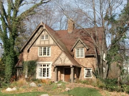 Tudor Houses, English Homes, Tudor Architecture, Irish Cottage, English Country Style, Modern Architects, Exterior Color Schemes, Gable Roof, Tudor House