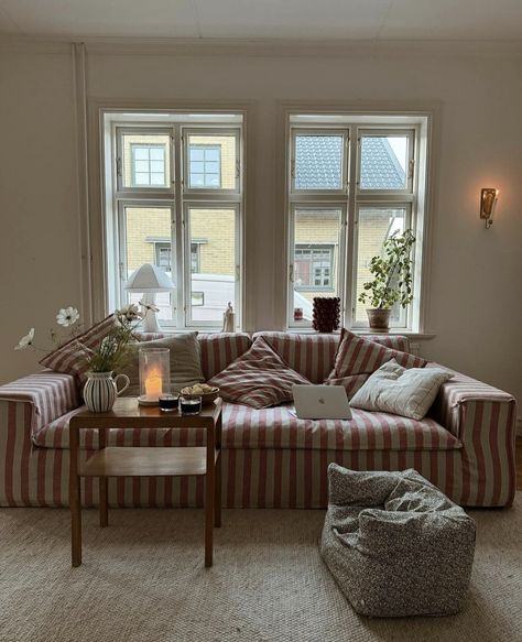 Hygge Sofa, Living Room Danish, Gray Carpet Living Room Ideas, Grey Flooring Living Room, Grey Carpet Living Room, Scandi Living Room, Berlin Apartment, Cozy Apartment, Grey Flooring