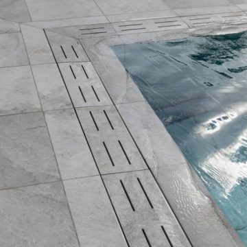 Swimming Pools Design: pool edges, grids and steps Pool Drainage Ideas, Pool Edge Ideas, Roman Pool Design, Pool Edge Detail, Pool Edging Ideas, Swimming Pool Tiles Ideas, Swimming Pool Details, Pool Border, Infinity Pool Design