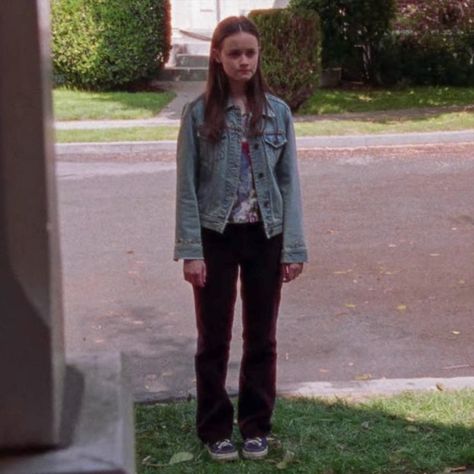 rory gilmore standing gilmore girls Rory Gilmore Denim Jacket, Rory Gilmore Season 6 Style, Rory Gilmore Skirt Outfits, Marin Core, Claire Core, Gilmore Outfits, Gilmore Style, Rory Gilmore Style, Gilmore Girls Fashion