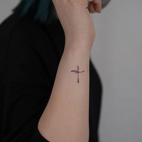 32 Lovely Wrist Tattoo Ideas – IdeasDonuts Cross Wrist Tattoo, Christian Wrist Tattoos, Mandala Tattoo Ideas, Tiny Cross Tattoo, Cross Tattoo On Wrist, Small Cross Tattoos, Simple Cross Tattoo, Small Cross Tattoo, Side Wrist Tattoos