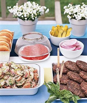 Outdoor Entertaining Keep Food Cold Outside Party, Summer Barbeque Party Food, Backyard Party Food, Entertaining Tips, Outdoor Dinner Parties, Tim Duncan, Pan Dinners, Patio Party, Easy Backyard