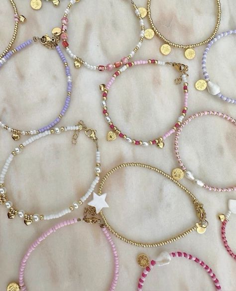 Beaded Jewellery Aesthetic, Bracelet Stack Beaded, Bead Bracelet Stack Ideas, Bracelet Perle Aesthetic, Dainty Beaded Bracelets, Aesthetic Bracelets Beads, Bracelet Making Aesthetic, Bead Bracelets Aesthetic, Beads Bracelets Aesthetic