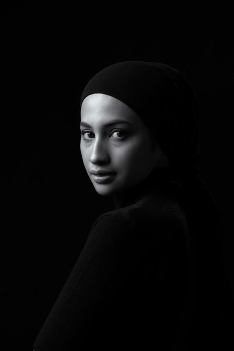 Hijab Beauty Photography, Photoshoot With Hijab, Hijabi Portrait Photography, Potraits Pics, Hijab Model Photography, Hijab Photoshoot Ideas, Hijabi Portrait, Hijabi Photoshoot, Hijab Portrait