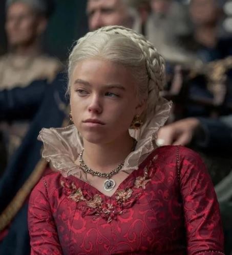 Milly Alcock as Princess Rhaenyra Targaryen (young) in the HBO series House of the Dragon (2022). Young Rhaenyra Targaryen Icon, Rhaenyra Targaryen Milly Alcock, Young Rhaenyra Targaryen, Young Rhaenyra, Queen Rhaenyra, Milly Alcock, Fire And Blood, Dragon Series, Rhaenyra Targaryen