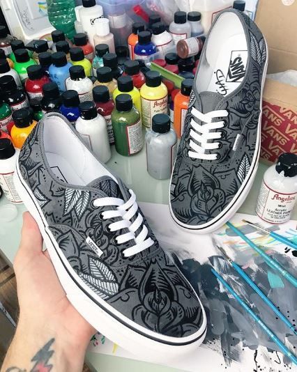 Black Vans Painted Shoes Ideas, Vans Design Shoes Diy, Vans Art Shoes, Vans Custom Ideas, Vans Customized, Painting Vans, Diy Vans, Customized Vans, Hand Painted Vans