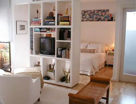 Morar em kitnet: dicas boas, decorações inspiradoras Reka Bentuk Bilik Tidur, Apartemen Studio, Hiasan Bilik Tidur, Studio Apartment Design, Studio Apartment Living, Small Space Interior Design, Deco Studio, Studio Apt, Apartment Layout