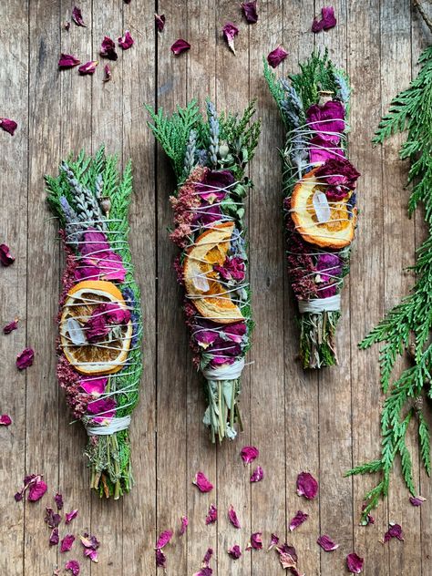 Set positive intentions And ground into sacred space this New Year with the love of plants 💚 This burn bundle features healing coming together of Cedar Lavender Amaranth  Rose Citrus  Quartz crystal wrapped kindly into every wand to amplify the healing energy🌠 Cedar is so fun to burn- it crackles and adds a certain sacred sound healing to experience✨ Each wand unique & oh so magical️ Display as decorative altar piece until ready to use/burn 🔥🌟 Approximately 8" Smudge Sticks Diy, Yuletide Decorations, Witchy Altar, Sage Wands, Herbal Store, Teen Witch, Sage Smudging, Healing Wands, Lavender Green