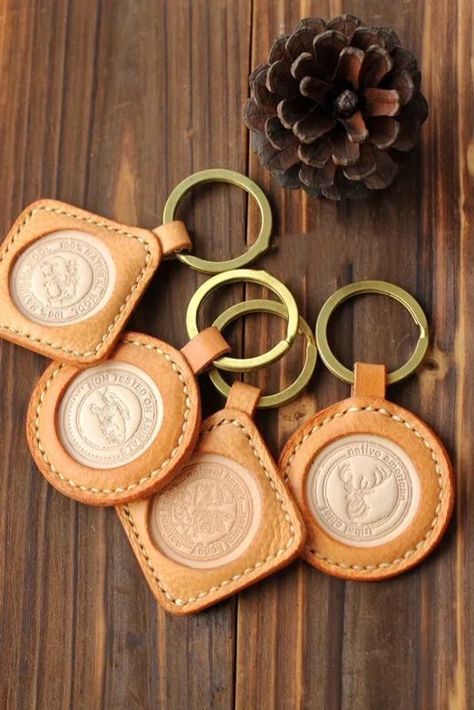 Leather Craft Keychain, Leather Keychain Ideas, Crafts For Women, Leather Card Wallet Pattern, Leather Keychain Diy, Christmas Gift For Best Friend, Cute Key Chain, Leather Bag Tutorial, Leather Keychains