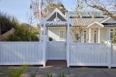 The Block 2021: Week 12 — Front garden and façade week - Style Curator White Picket Fence House, Hamptons Fence, House Fence Design, Home Decor Wallpaper, Front Fence, Aesthetic House, Fence Styles, Cottage Exterior, Front Yard Fence