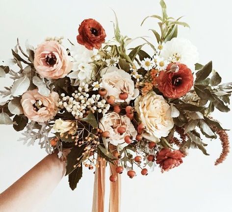 Wedding Flower Arrangements Fall, Ranunculus Wedding Bouquet, Orange Wedding Colors, Cinnamon Rose, Wedding Flower Guide, Diy Bridal Bouquet, Bridal Bouquet Fall, Flower Guide, Diy Bridal