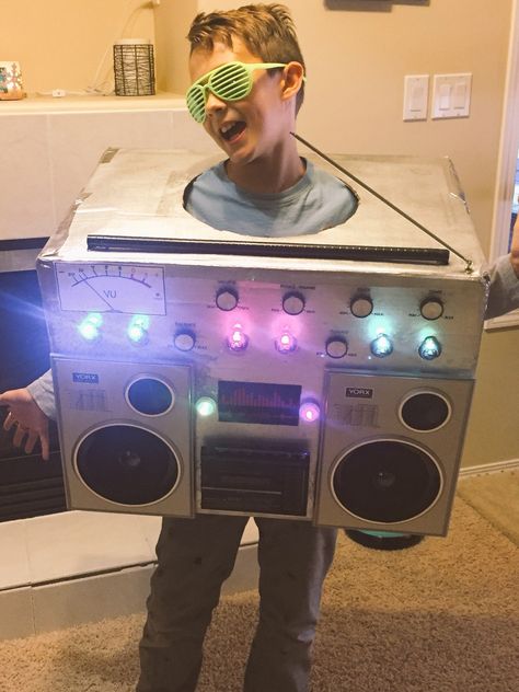 Boombox Halloween Costume, Jukebox Costume, Box Halloween Costumes, Furniture Costume, Diy Boombox, Boxing Halloween Costume, Most Creative Halloween Costumes, Ghostbusters Party, Halloween Costumes To Make