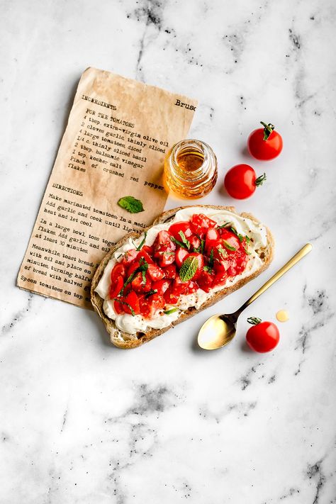 Boho Food Photography, Bread Photography Ideas, Food Photography At Home, Garlic Bread Photography Styling, Mediterranean Food Photography Styling, Focaccia Photography Styling, Foccacia Bread Photography, Minimalist Food Photography, Organic Food Photography