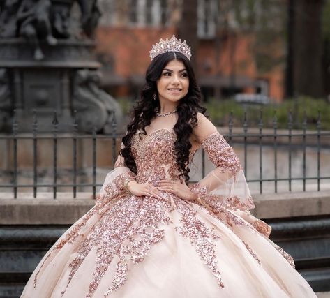 Quinceanera Party Photos, Quinceneara Photo Shoot, Quince Portraits Picture Ideas, Quinceñera Picture Ideas, Quinceañera Photoshoot Ideas With Family, 15 Pictures Ideas, Poses For Quinceanera Pictures, Quinceañera Poses Ideas, Quinseñeras Ideas