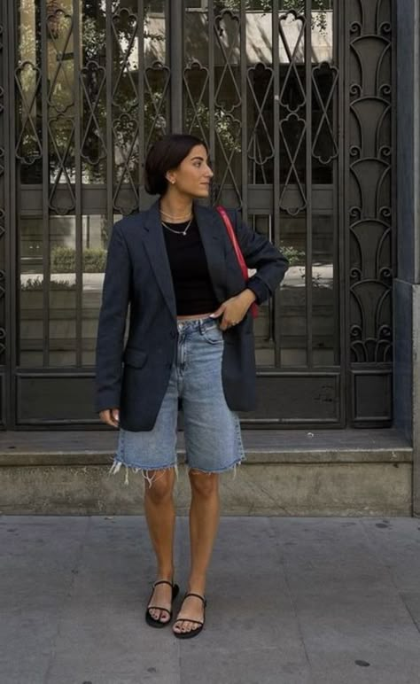 Denim Jorts Outfit, Summer Street Style 2024, Bermuda Jeans Outfit, Jorts Outfit Women’s, Bermuda Shorts Outfit Street Styles, Long Shorts Outfits Women, Denim Bermuda Shorts Outfit, Long Denim Shorts Outfit, Baggy Shorts Outfit