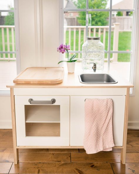 A look at our Montessori toddler kitchen that our 16-month old daughter uses. This functional kitchen is perfect to teach toddlers practical life skills. Montessori Toddler Bedroom, Ikea Montessori, Montessori Kids Room, Montessori Toddler Rooms, Montessori Kitchen, Playroom Shelves, Ikea Play Kitchen, Toddler Kitchen, Montessori Playroom