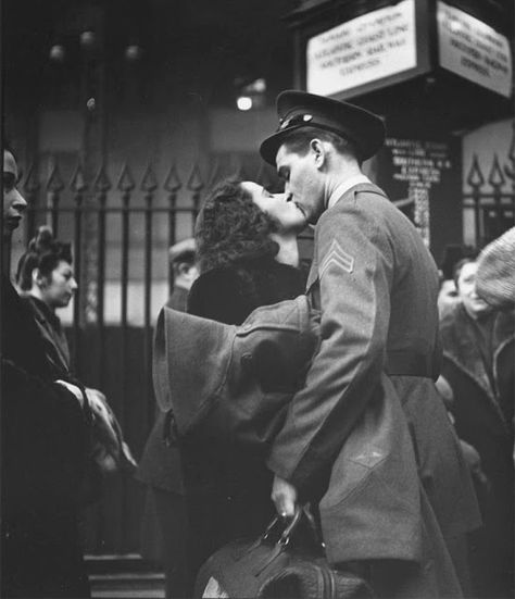 Old Fashioned Love, Surfer Girls, Penn Station, Alfred Eisenstaedt, Vintage Kiss, Robert Doisneau, Vintage Couples, Black And White Photograph, True Romance