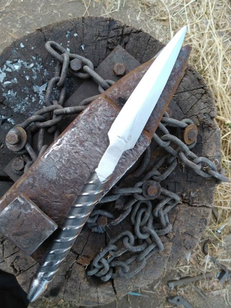 Rebar dagger Homemade Knife, Forging Projects, Bottle Necklace Diy, Knife Display Case, Railroad Spike Knife, Cool Welding Projects, Forging Knives, Bamboo Diy, Metal Art Projects Ideas