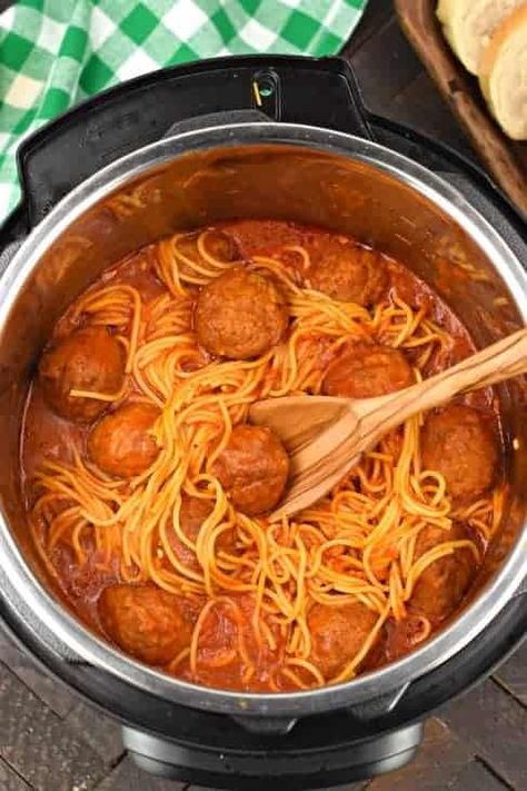 Instant Pot Spaghetti and Meatballs is one of the easiest weeknight meals! You'll love the flavor and the easy cleanup with this classic recipe!! Instant Pot Spaghetti And Meatballs, Instant Pot Spaghetti Recipe, Instant Pot Spaghetti, Instant Pot Pasta Recipe, Pasta Dinners, Meatballs Recipe, Instant Pot Dinner Recipes, Easy Instant Pot Recipes, Spaghetti And Meatballs