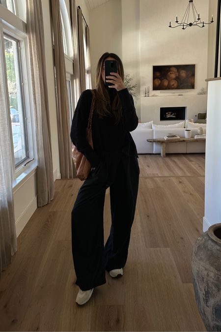 Black Loose Sweater Outfit, Baggy Black Sweater Outfit, Black Trousers Fall Outfit, Black Pleated Trousers Outfit, Black Baggy Trousers Outfit, Black Lounge Pants Outfit, Black Trouser Pants Outfit, Baggy Black Outfit, Loose Black Pants Outfit