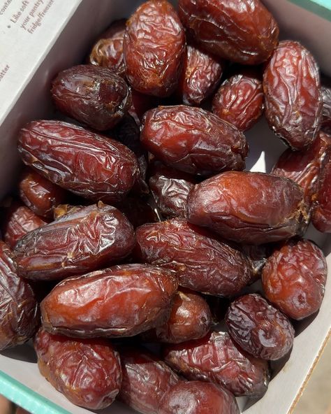 My favorite snack… DATES! 😍 Medjool dates are sweet and taste like caramel — truly nature’s candy! @jooliesdates are my favorite dates to buy, they are organic and picked fresh in CA 🌴 Not only are they delicious but they’re also very nutritious: - They are high in nutrients and vitamins such as potassium, magnesium, copper, vitamins B6 and K, calcium and iron 🌱 - A great source of fiber which is good for gut health - They provide a natural energy boost 🌟 - They are low on the glycemic index... Dates Fruit Aesthetic, Caramel Dates, Dates Medjool, Good For Gut Health, Dates Fruit, Healthiest Fruits, Eco Food, Fresh Dates, Boost Energy Naturally