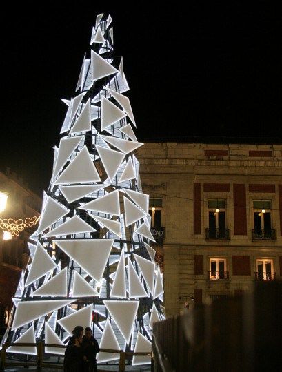 Made of different sized triangles that illuminate at night, this Christmas tree stuns as a Madrid attraction that any MOMA curator would approve of. In fact, those seemingly haphazard triangles look a lot like ones our crafter makes during art hour. Contemporary Christmas Trees, Christmas Stage, Alternative Christmas, Modern Christmas Tree, Alternative Christmas Tree, Modern Christmas Decor, Creative Christmas Trees, Unique Christmas Trees, Traditional Christmas Tree